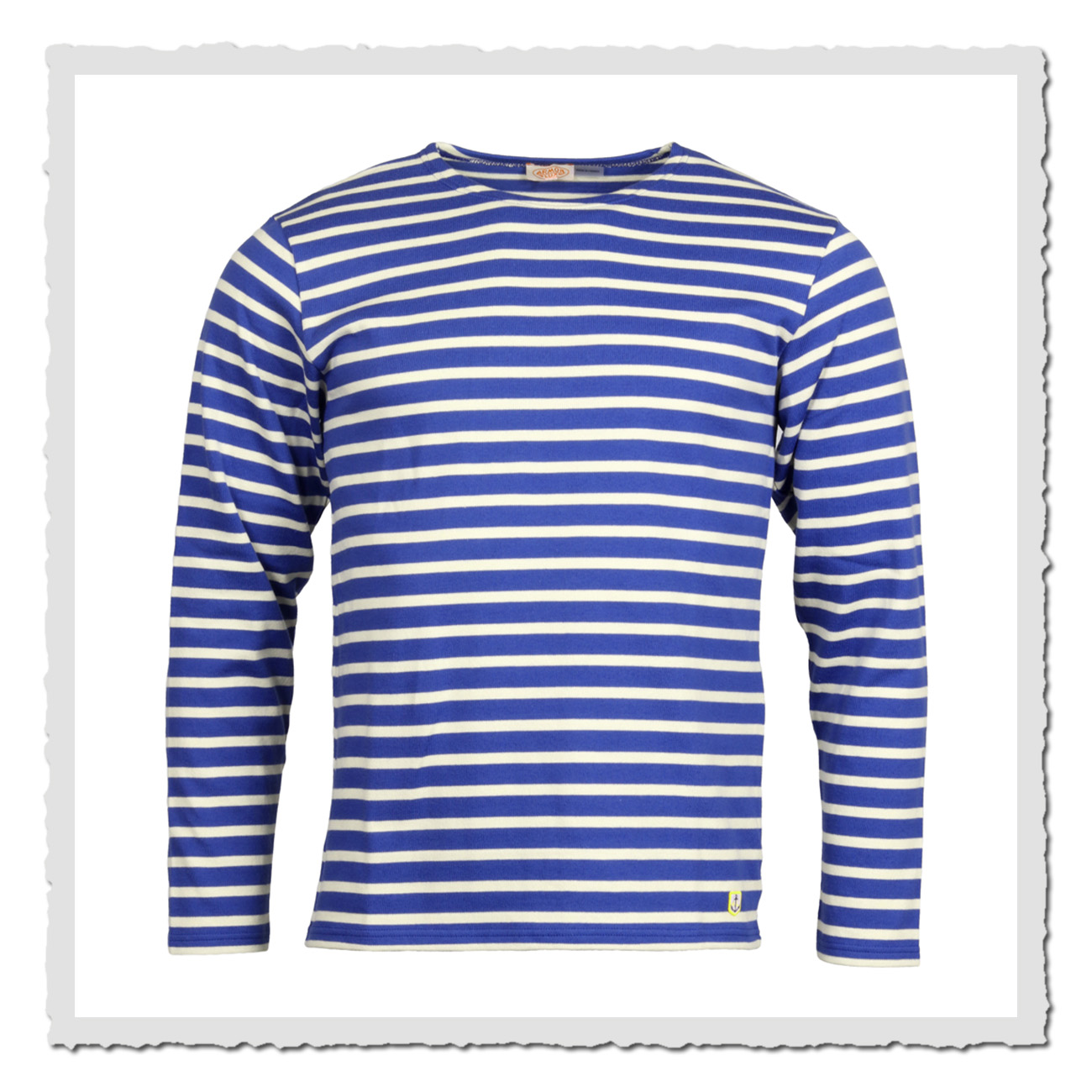 Gestreiftes Armor Lux Ringelshirt in Blau-Weiß, langärmliges Herrenshirt auf hellem Hintergrund, klar sichtbarer Rundhalsausschnitt und lockerer Schnitt